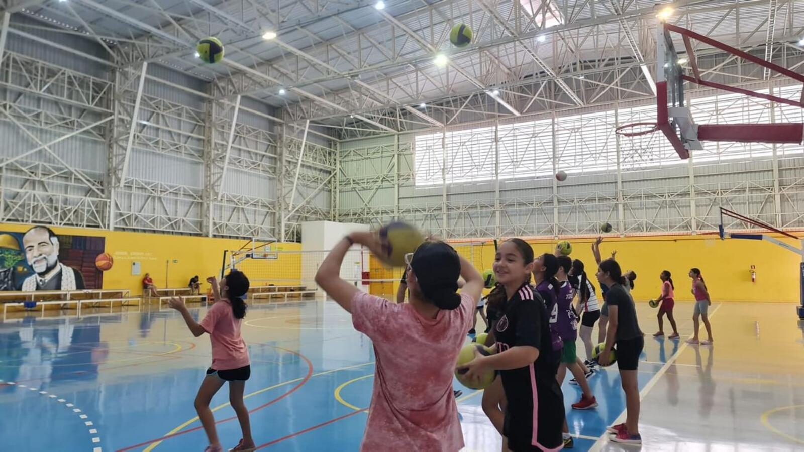 O Centro de Iniciação ao Esporte realiza atendimento de segunda a sexta-feira nos três turnos. São modalidades para atender desde os sete anos até os idosos