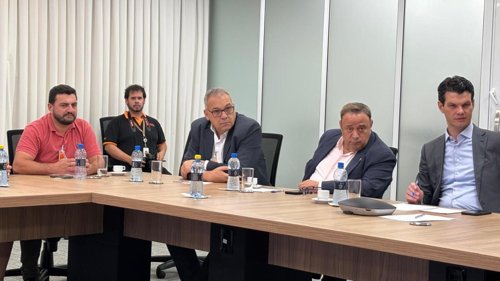 Encontro com o presidente da Copel, Daniel Pimentel Slaviero, serviu para mostrar as necessidades de Toledo sobre o setor (Crédito: Márcio Pimentel)