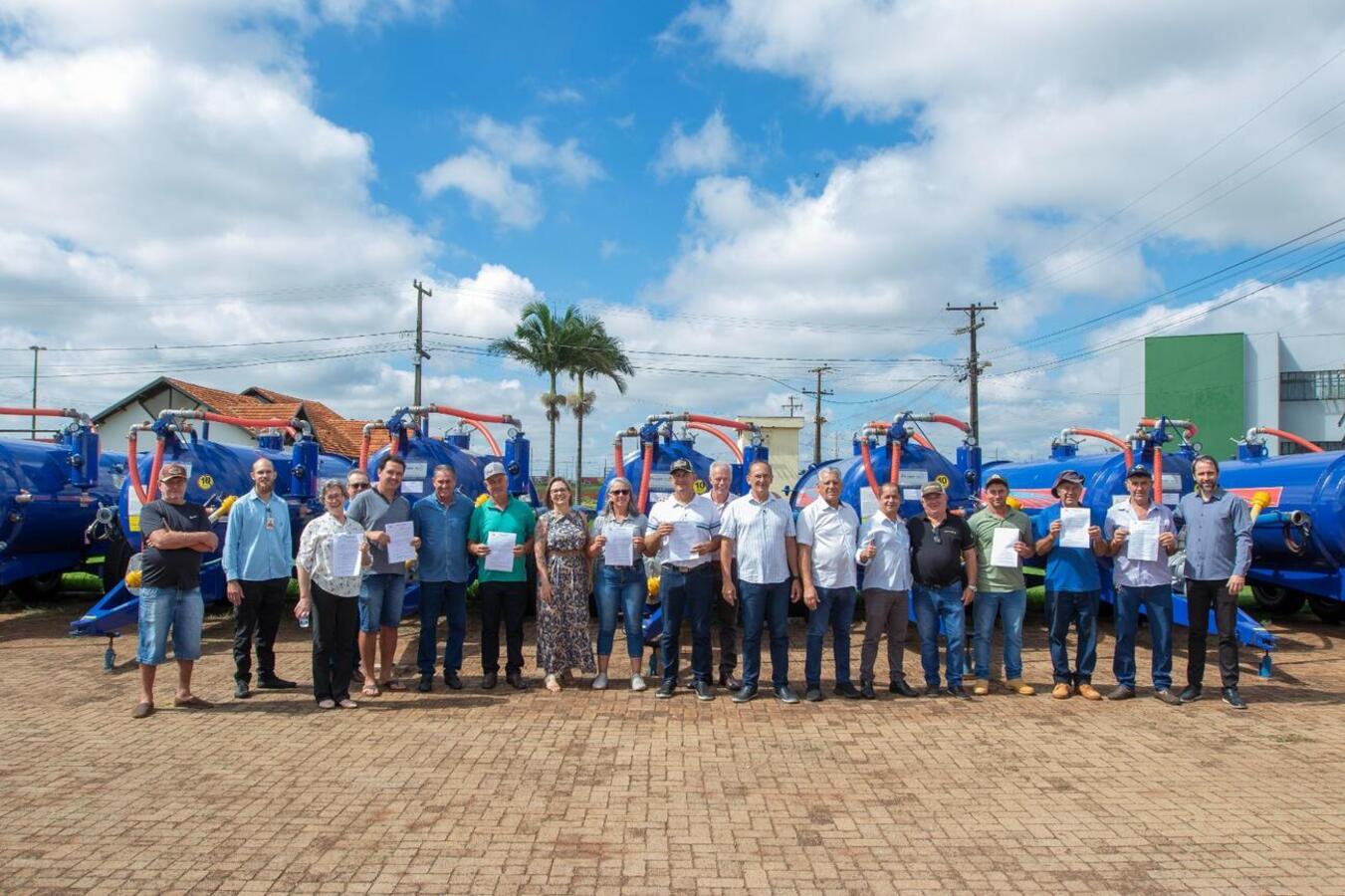 Foram entregues oito distribuidores de dejetos líquidos para associações que beneficiarão 41 famílias