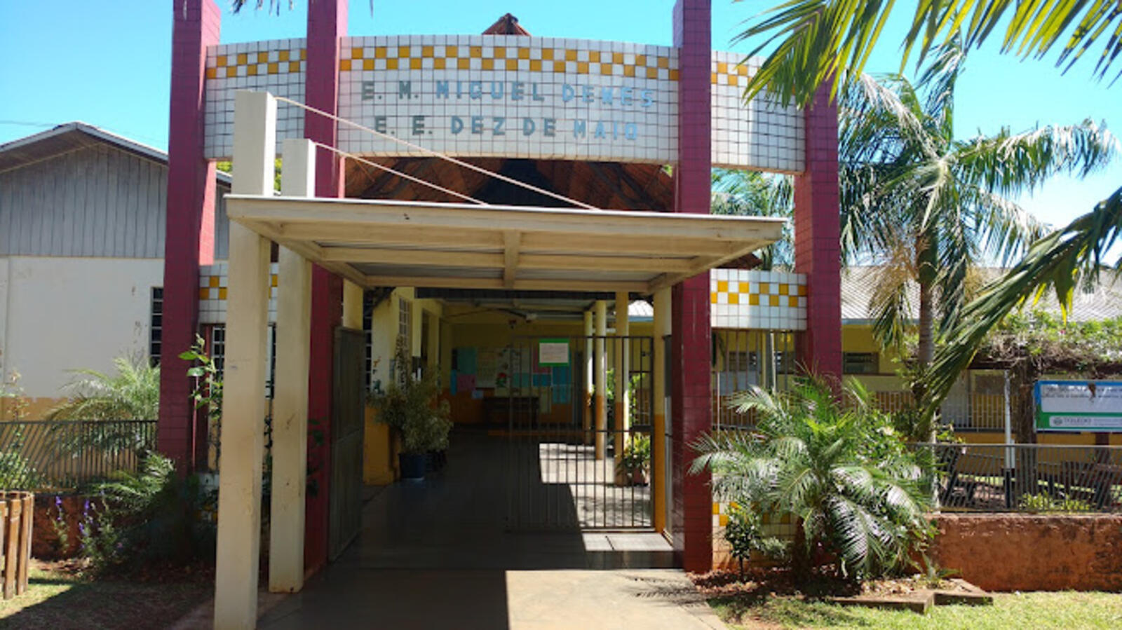 A Escola Municipal Miguel Dewes e a Escola Estadual do Campo de Dez de Maio irão celebrar seus 75 anos de história com um jantar dançante no dia 1° de março