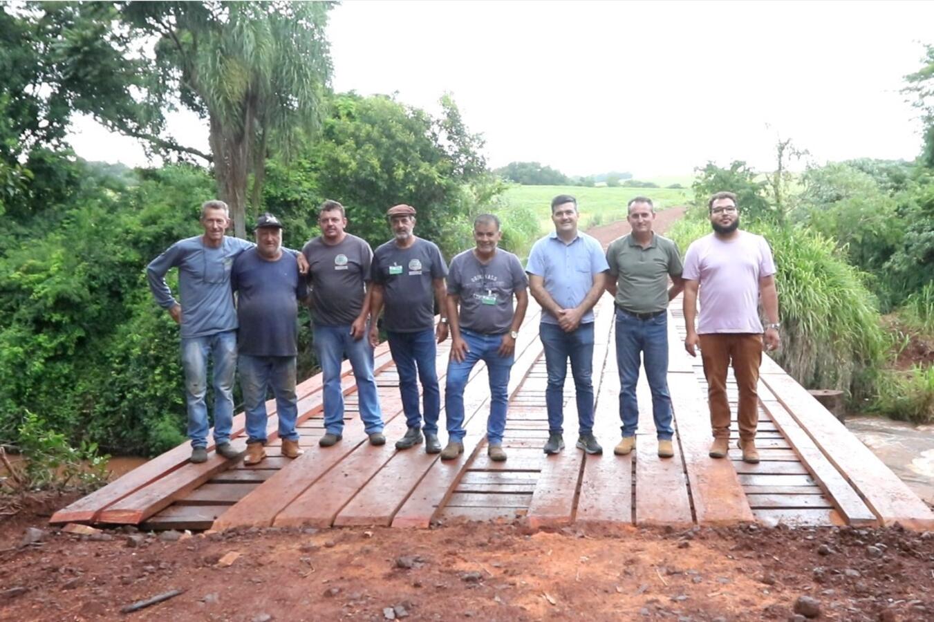 A tarde da última sexta-feira (7) foi marcada por celebração em Toledo e São Pedro do Iguaçu com a entrega da reforma da ponte sobre o Rio Santa Quitéria. A estrutura, com 20 metros de extensão, desempenha um papel fundamental na conexão entre os dois municípios, servindo como rota alternativa à PR 585, sendo denominada Estrada Rural Ivan Cesar Rossoni dentro do território toledano.  A revitalização, concluída após duas semanas de trabalho, representa um avanço significativo na mobilidade e na segurança de 