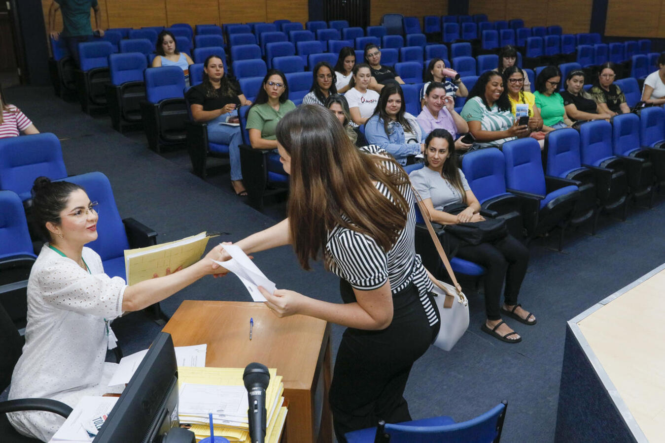 A Secretaria de Recursos Humanos de Toledo se reuniu com os 26 novos servidores para apresentar orientações e concretizar a posse dos profissionais