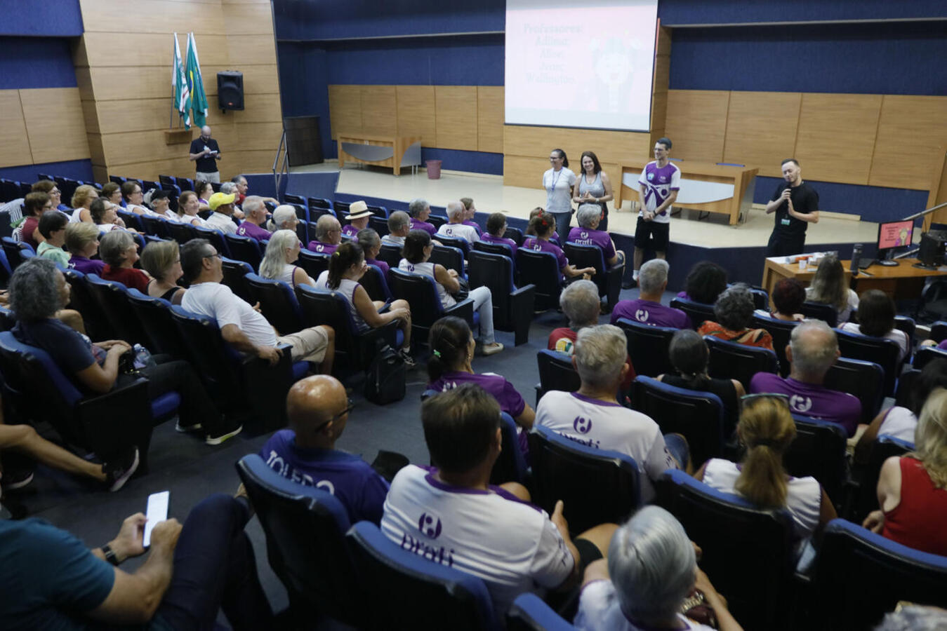 Na tarde desta segunda-feira (17) a Secretaria Municipal de Esportes e Lazer (Smel) se reuniu com idosos para dar continuidade aos atendimentos do Centro de Treinamento do Idoso (CTI)