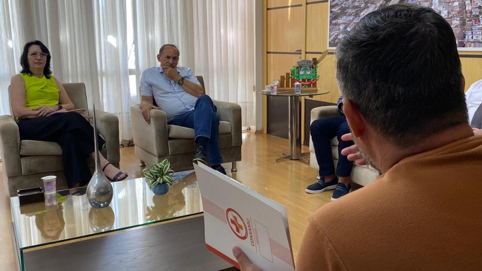 Na manhã desta quarta-feira (26) representantes do Consórcio de Saúde dos Municípios do Oeste do Paraná (Consamu) se reuniu com o vice-prefeito Lúcio de Marchi