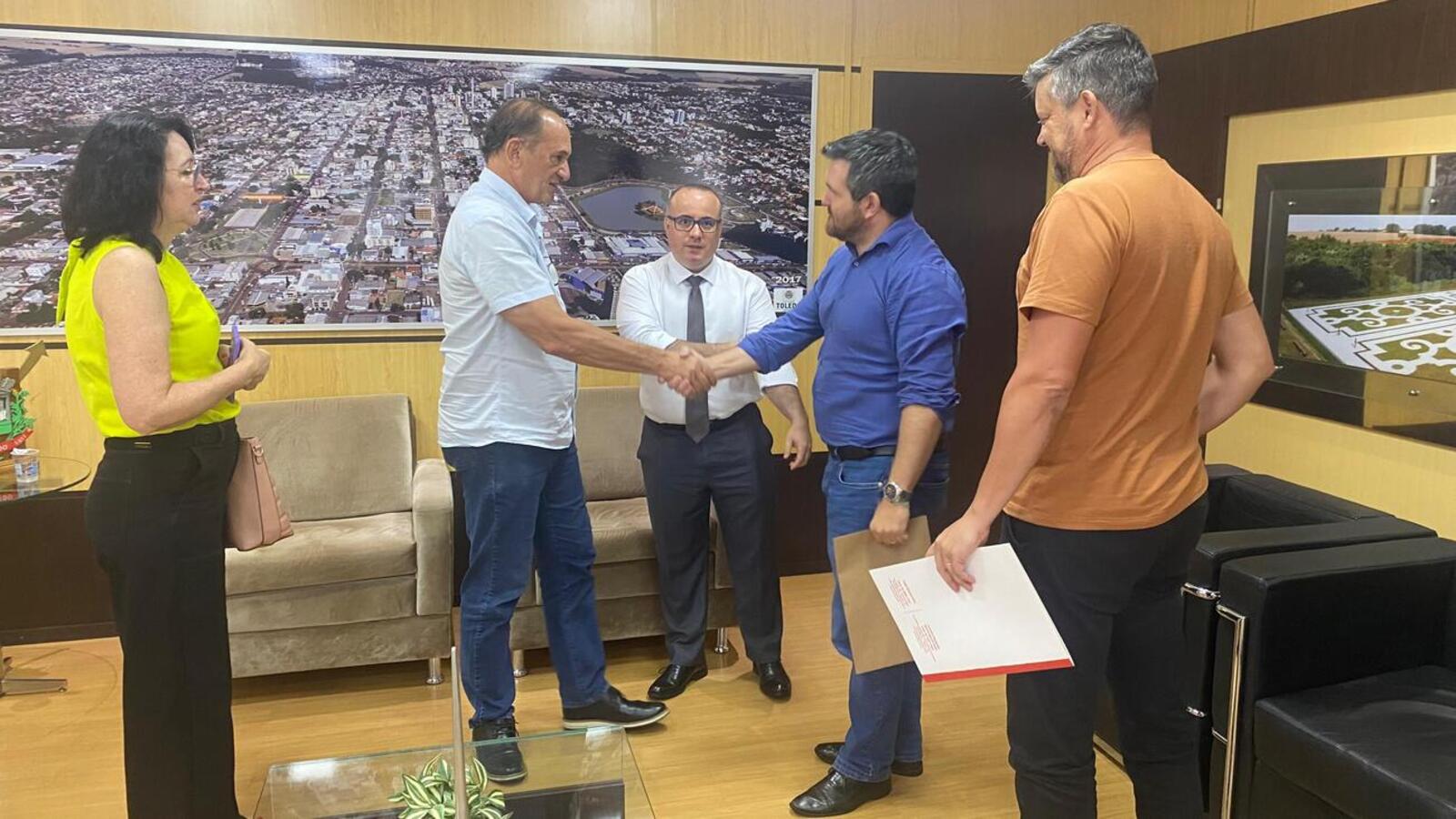 Na manhã desta quarta-feira (26) representantes do Consórcio de Saúde dos Municípios do Oeste do Paraná (Consamu) se reuniu com o vice-prefeito Lúcio de Marchi