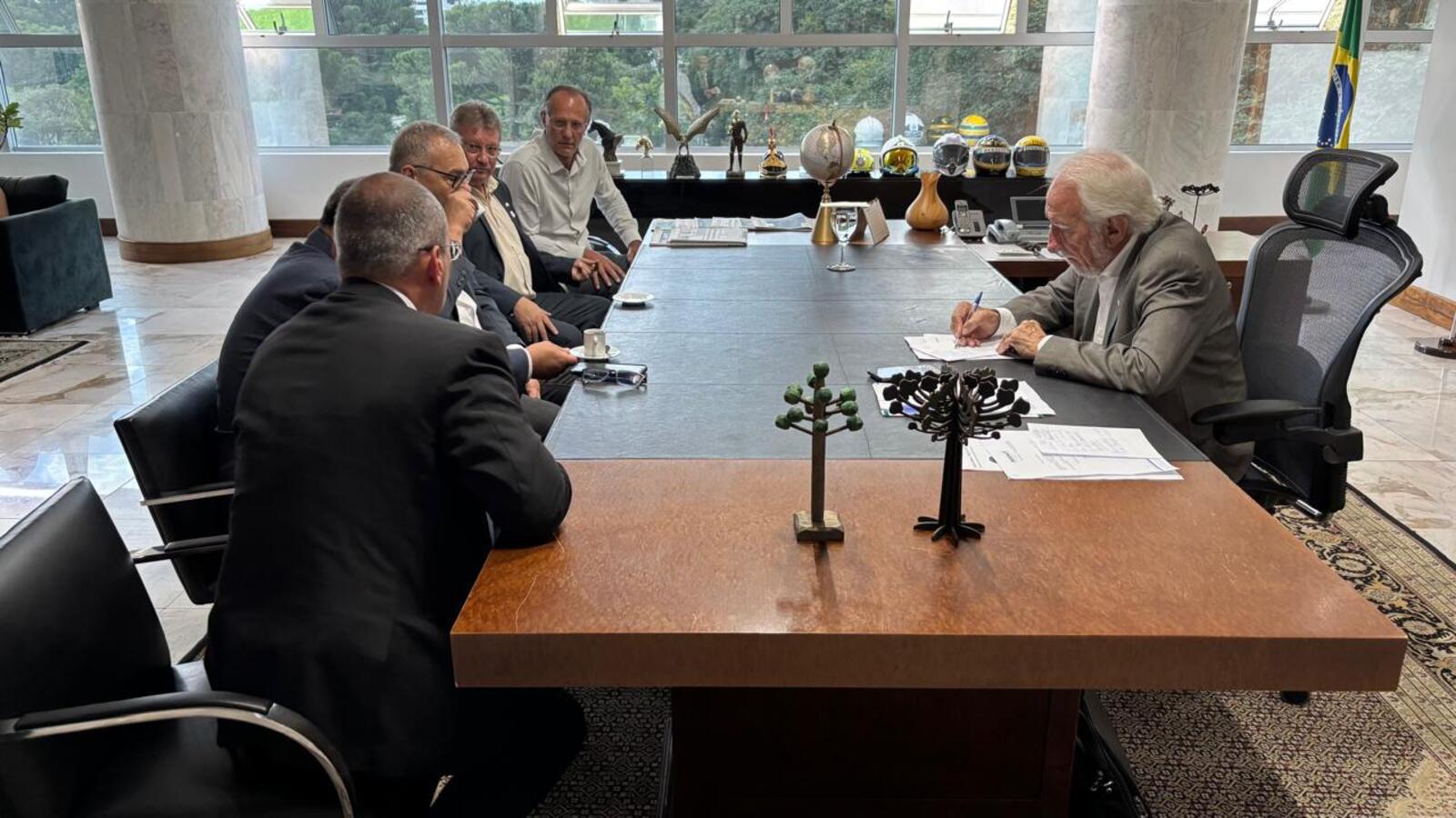 Prefeito Mario Costenaro acompanhou uma comitiva no encontro com o governador em exercício Darci Piana nesta terça-feira (25)