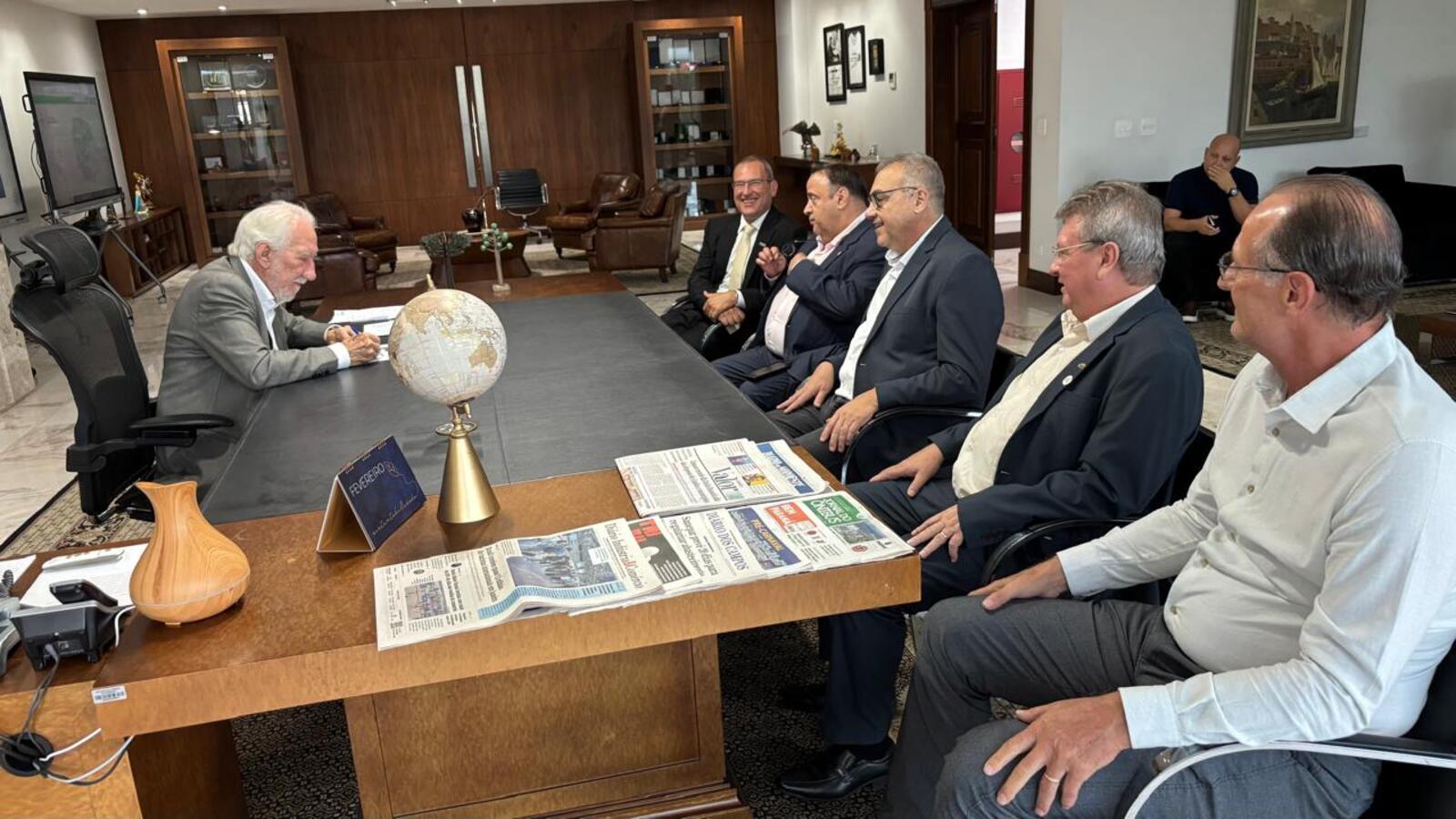 Prefeito Mario Costenaro acompanhou uma comitiva no encontro com o governador em exercício Darci Piana nesta terça-feira (25)