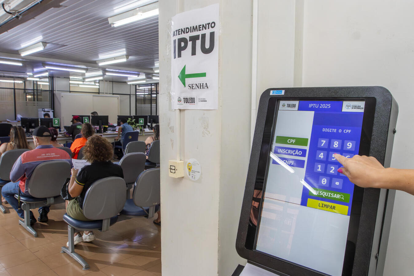 O aparelho foi instalado no hall de entrada da Prefeitura para facilitar o acesso do contribuinte a diversos serviços sem a necessidade de esperar em filas