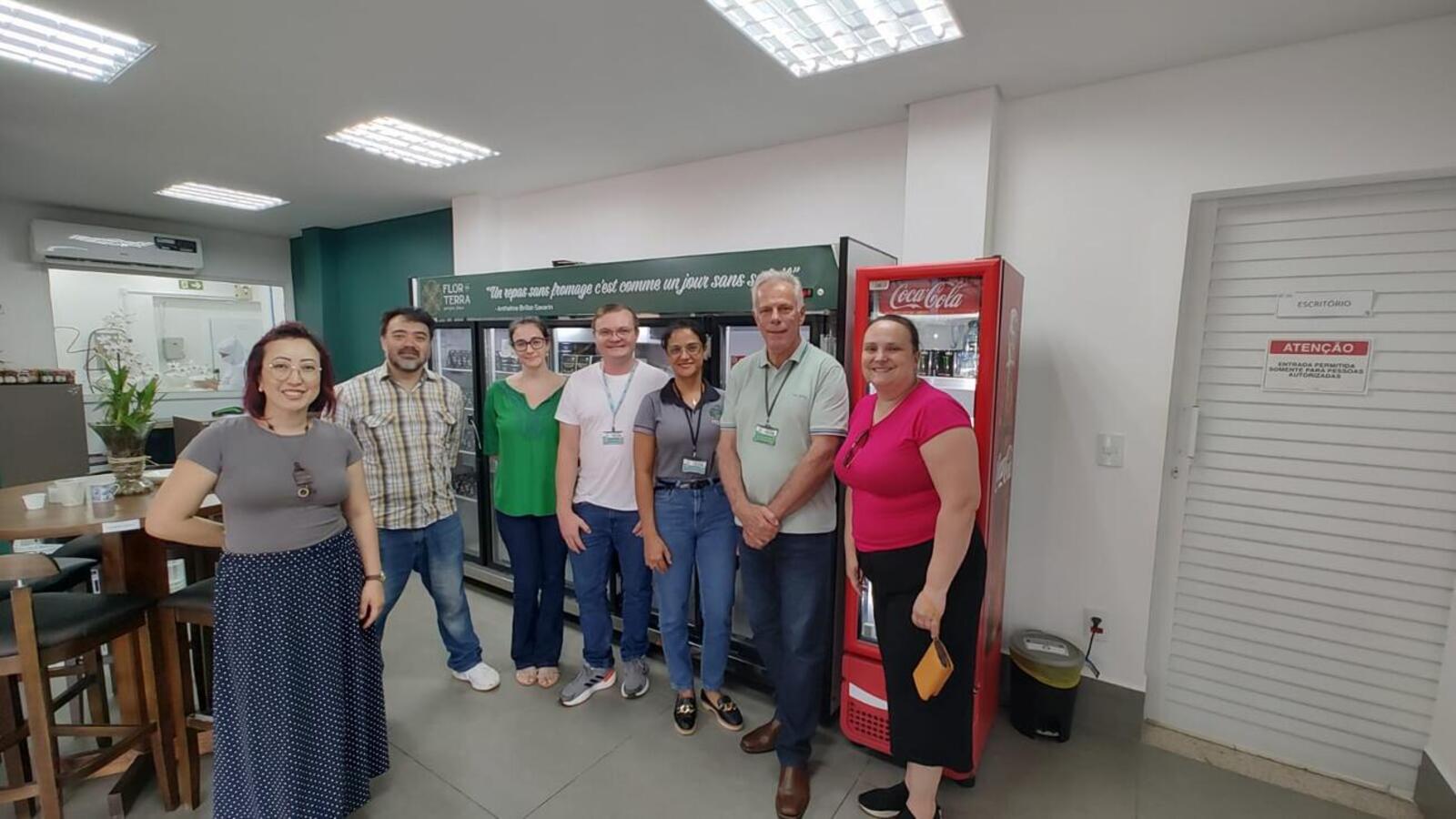 Uma equipe da Secretaria de Agronegócio, de Inovação, Turismo e Desenvolvimento Econômico de Toledo conheceram as estruturas de três queijarias do município