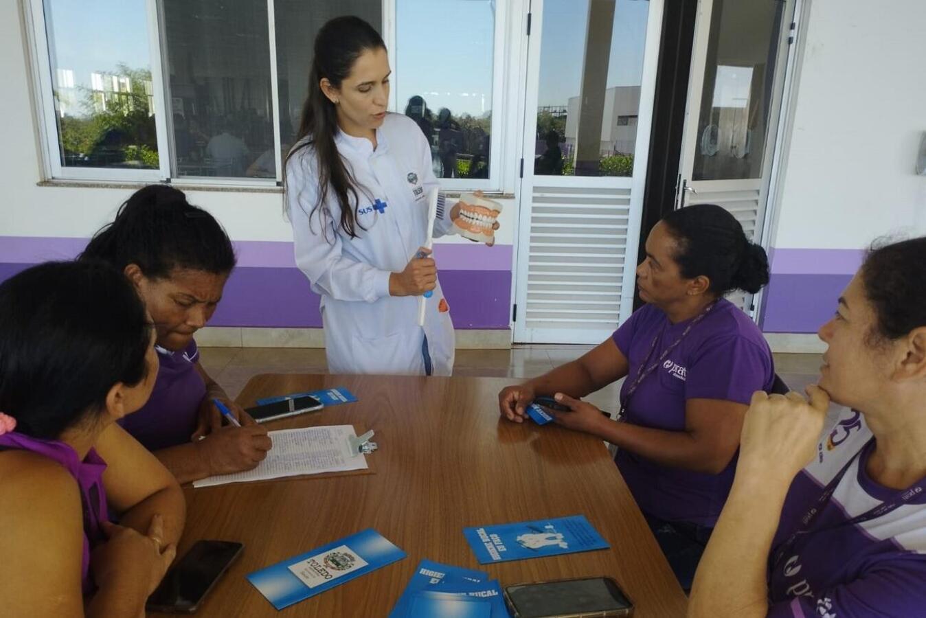 Cerca de 150 colaboradores da empresa receberam, na manhã da última sexta (21), orientações da odontóloga e da auxiliar de saúde bucal que atuam na UBS