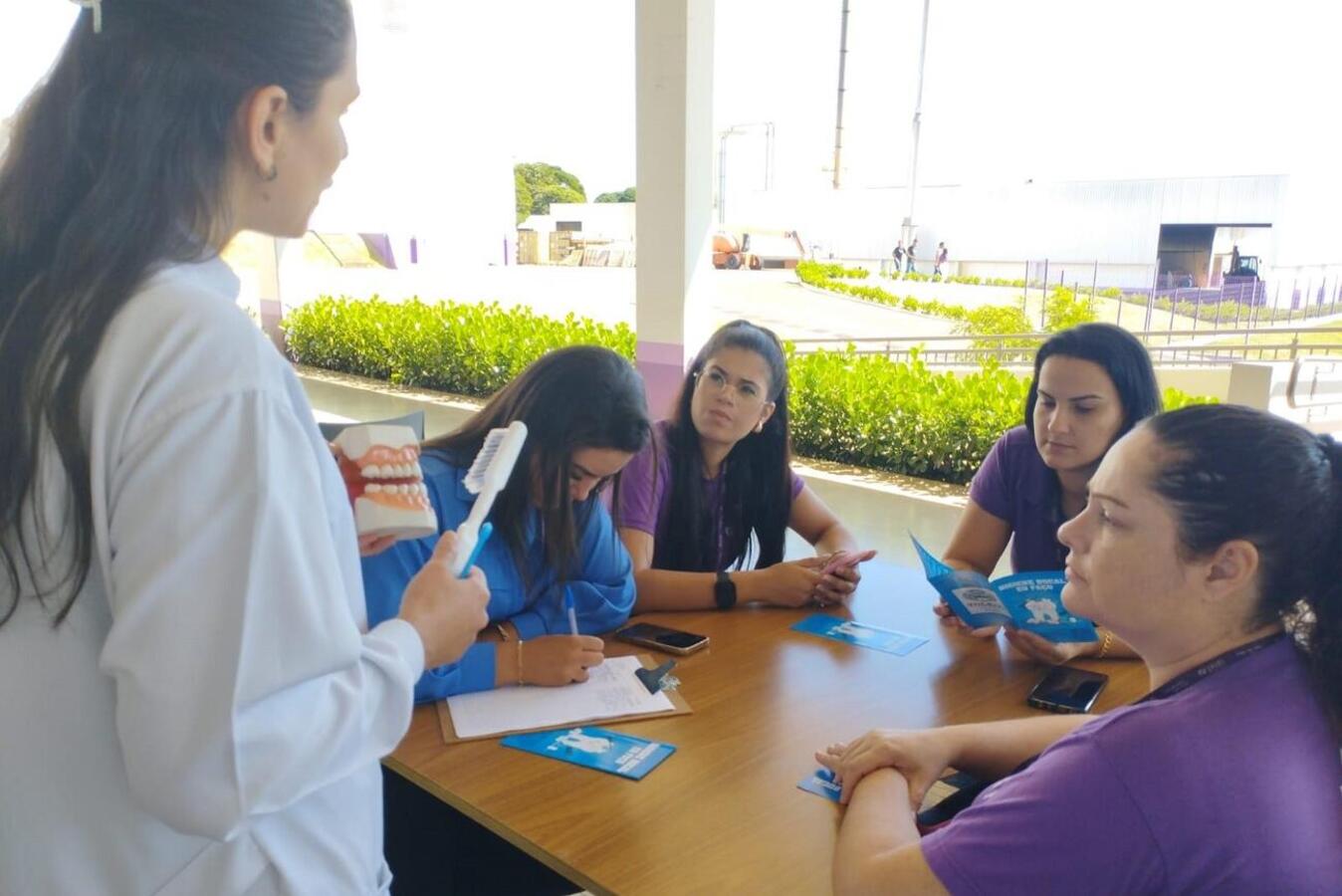 Cerca de 150 colaboradores da empresa receberam, na manhã da última sexta (21), orientações da odontóloga e da auxiliar de saúde bucal que atuam na UBS