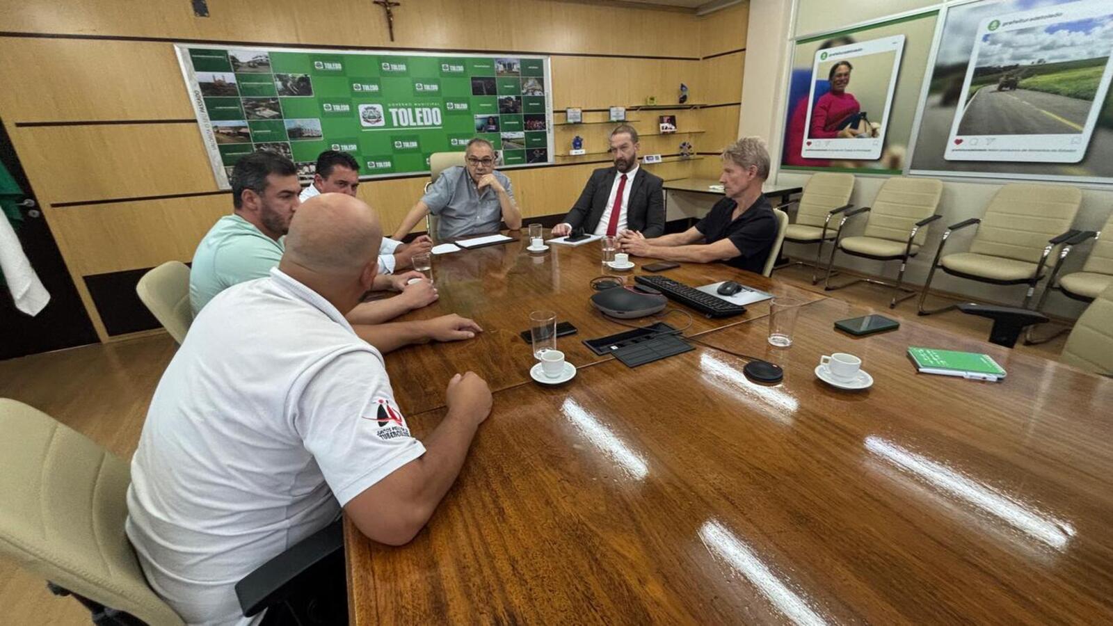 Prefeito Mario Costenaro recebeu representantes da Associação dos Pilotos de Arrancada de Toledo para definir detalhes sobre concessão de uso (Crédito: Márcio Pimentel)