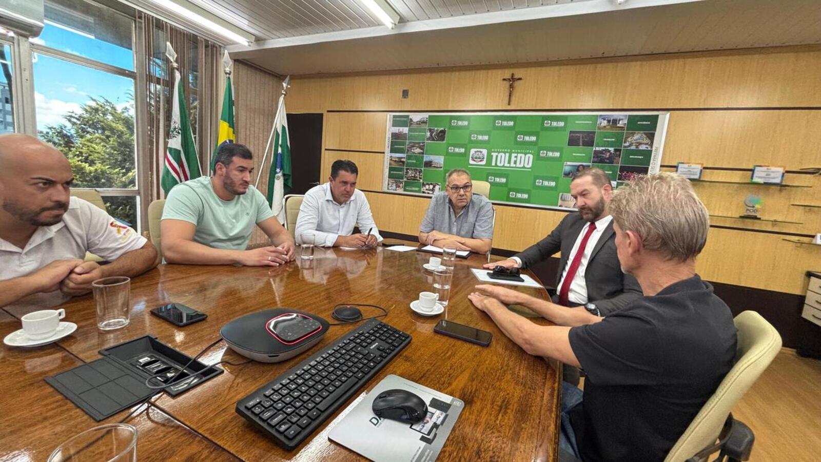 Prefeito Mario Costenaro recebeu representantes da Associação dos Pilotos de Arrancada de Toledo para definir detalhes sobre concessão de uso (Crédito: Márcio Pimentel)
