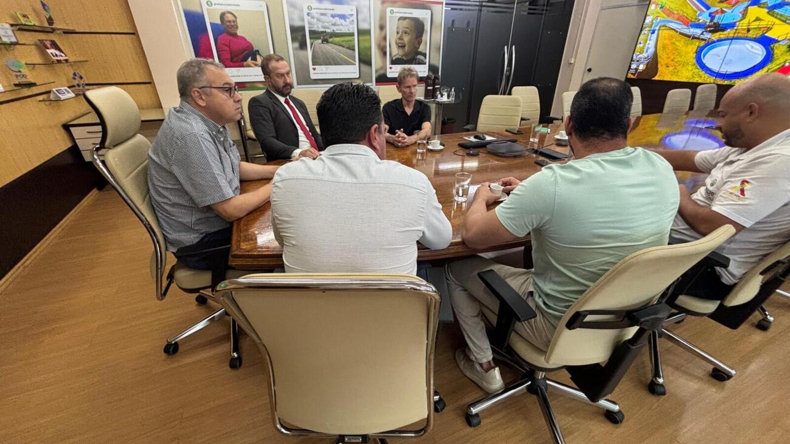 Prefeito Mario Costenaro recebeu representantes da Associação dos Pilotos de Arrancada de Toledo para definir detalhes sobre concessão de uso (Crédito: Márcio Pimentel)
