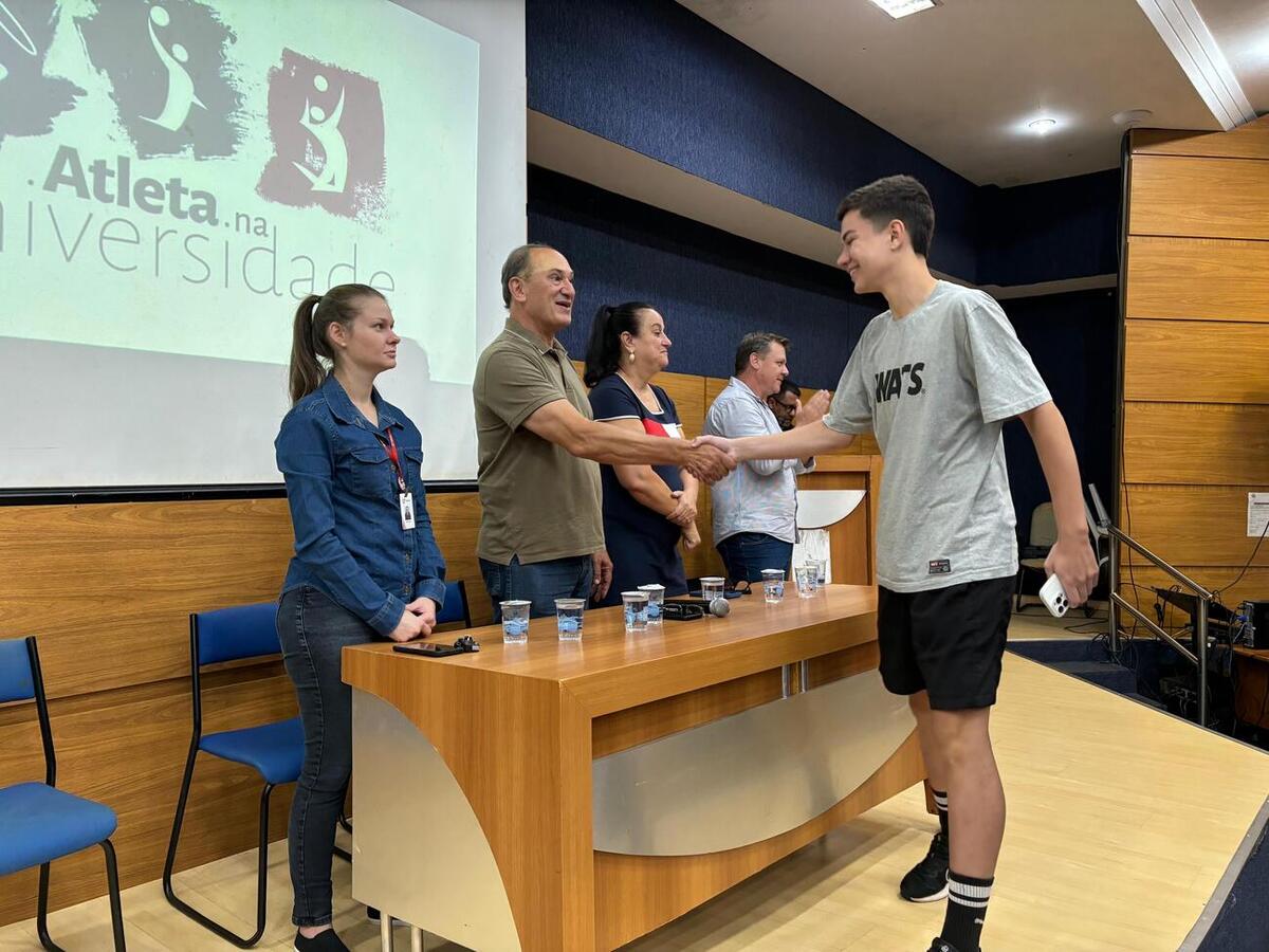 Participaram do evento aproximadamente 40 atletas selecionados para o programa, e que vão receber uma bolsa-incentivo
