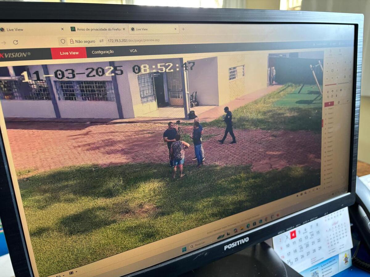 As câmeras são interligadas com a central de monitoramento da Guarda Municipal em tempo real e podem identificar pessoas e placas de carros a 100 metros