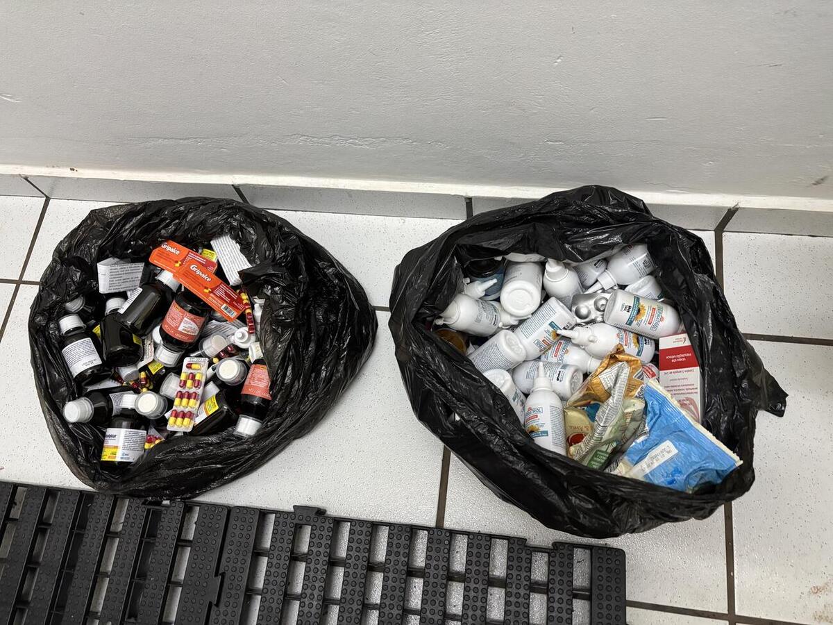 Equipe do espaço se deparou com irregularidade nas primeiras horas da manhã, ao chegar para trabalhar; medicamentos estavam lacrados e em dois sacos de lixo