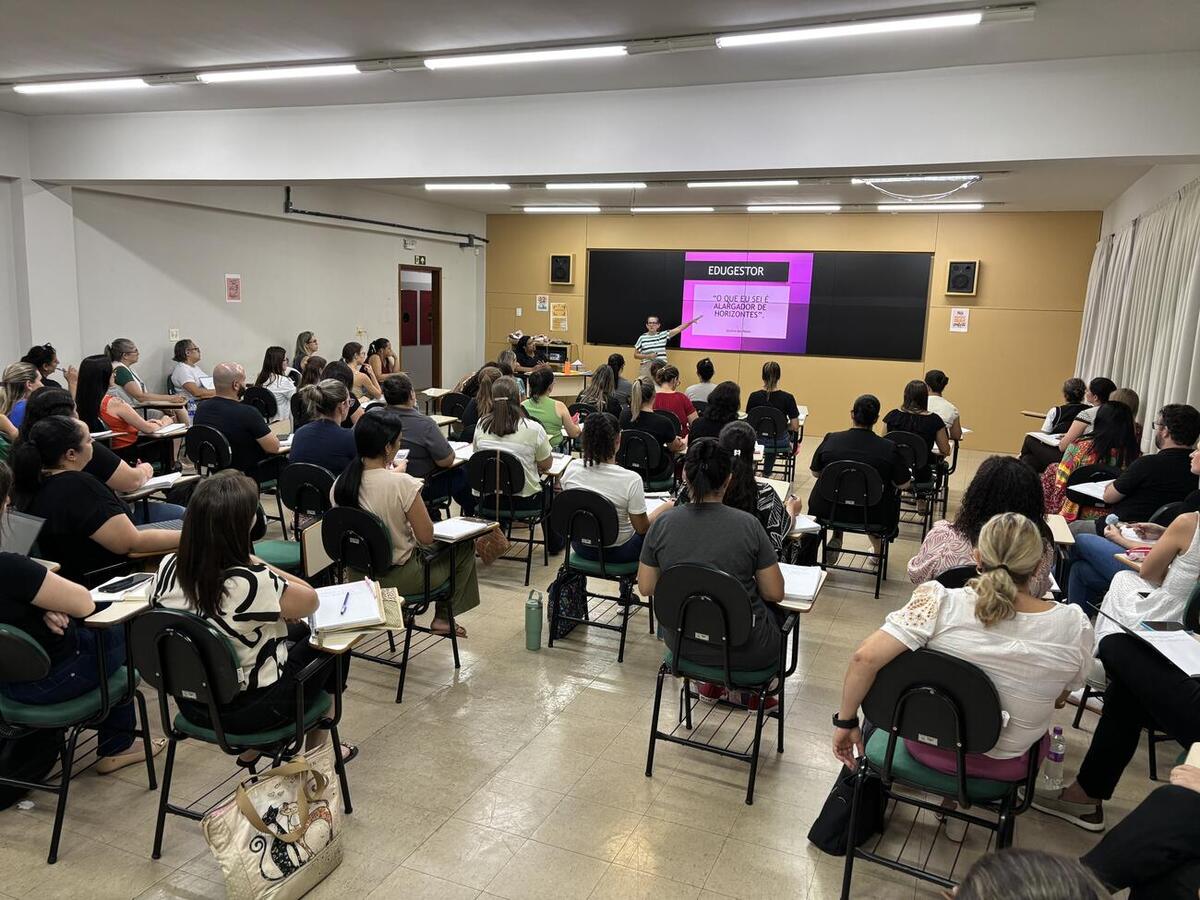 Treinamento de 40 horas visa capacitar profissionais para atuarem na função em escolas e Cmeis