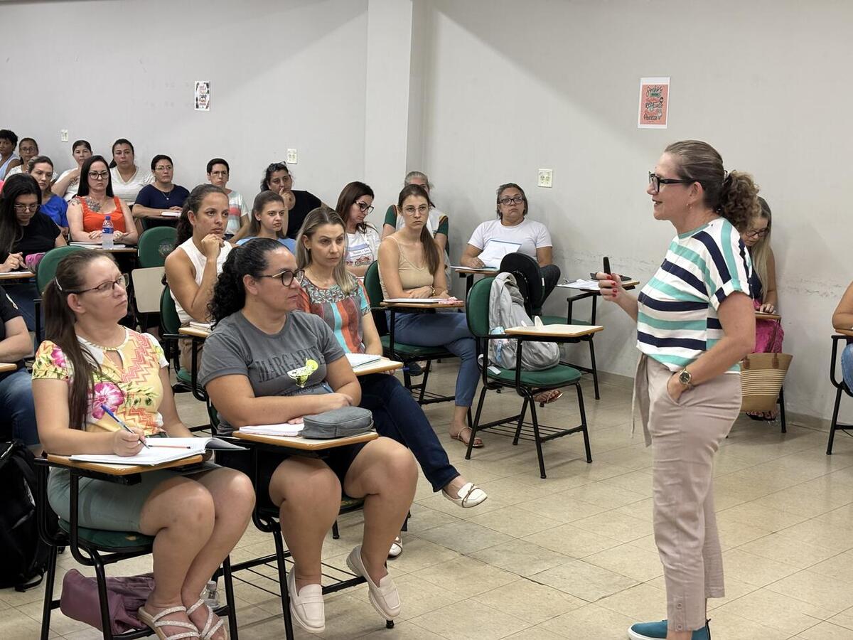 Treinamento de 40 horas visa capacitar profissionais para atuarem na função em escolas e Cmeis