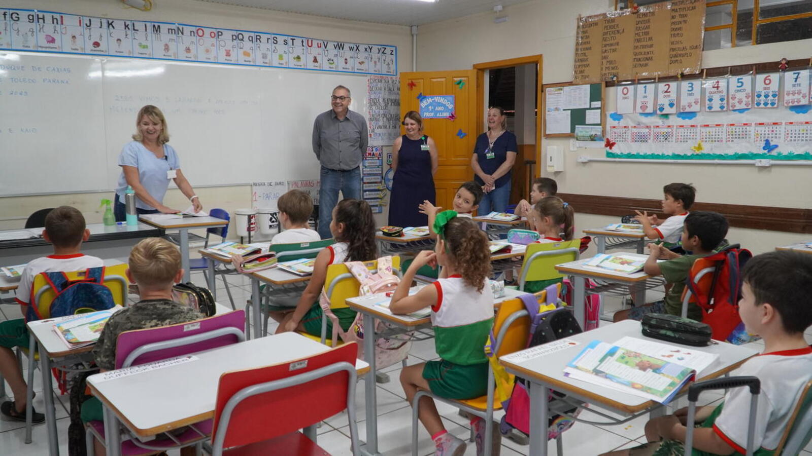 Aproximadamente 15 mil alunos da rede pública municipal de ensino estão recebendo o material que ajudará nas atividades escolares (Crédito: Edecir Queiroz)