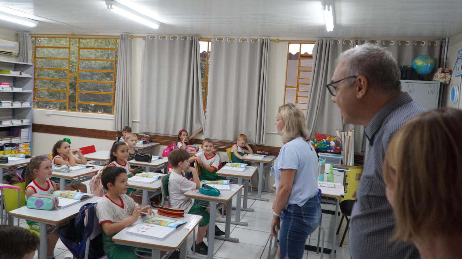 Aproximadamente 15 mil alunos da rede pública municipal de ensino estão recebendo o material que ajudará nas atividades escolares (Crédito: Edecir Queiroz)