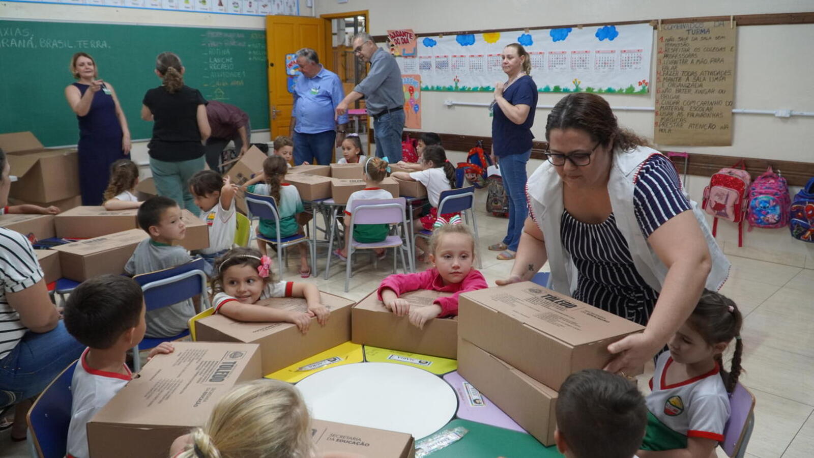 Aproximadamente 15 mil alunos da rede pública municipal de ensino estão recebendo o material que ajudará nas atividades escolares (Crédito: Edecir Queiroz)
