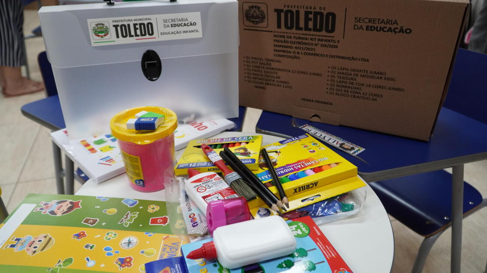 Aproximadamente 15 mil alunos da rede pública municipal de ensino estão recebendo o material que ajudará nas atividades escolares (Crédito: Edecir Queiroz)