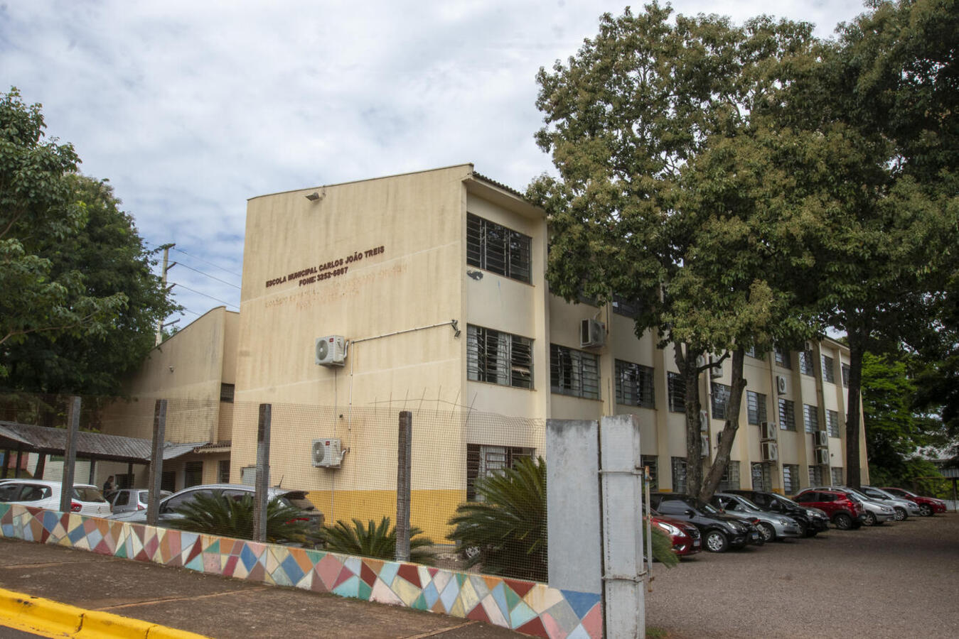 Incidente, ocorrido na última segunda (10), deixou alunos sem aulas por três dias; instalada em prédio com cerca de 30 anos, escola aguarda reforma e ampliação