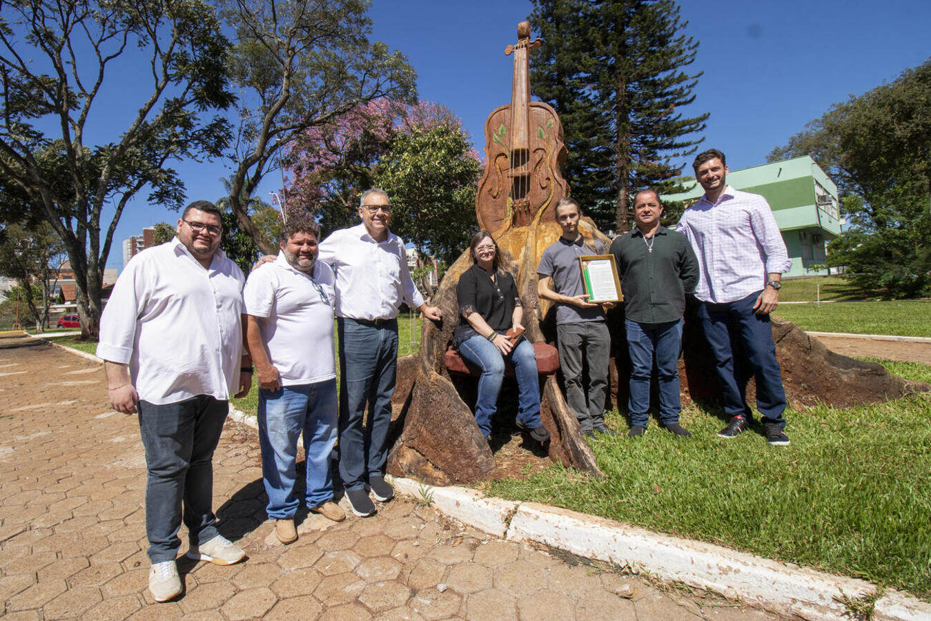 Evento contou com exposição de obras esculpidas em madeira pelo artista e pintadas pela esposa, Neiva