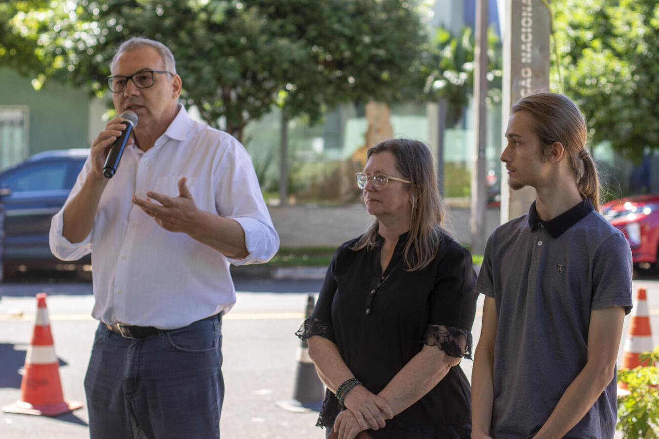 Evento contou com exposição de obras esculpidas em madeira pelo artista e pintadas pela esposa, Neiva