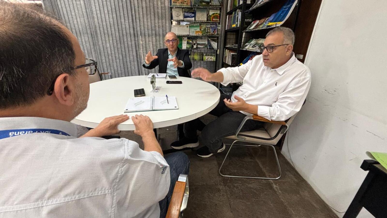 Prefeito Mario Costenaro esteve no IDR-PR. Grupo de trabalho organiza amplo encontro para ser realizado em maio (Crédito: Márcio Pimentel)