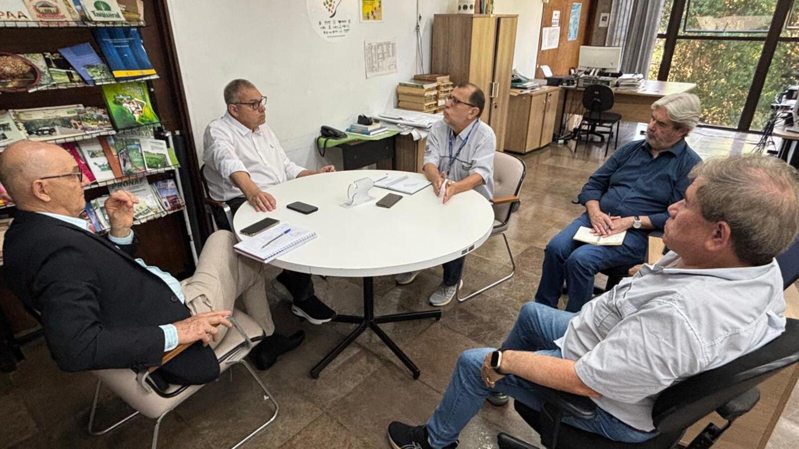 Prefeito Mario Costenaro esteve no IDR-PR. Grupo de trabalho organiza amplo encontro para ser realizado em maio (Crédito: Márcio Pimentel)