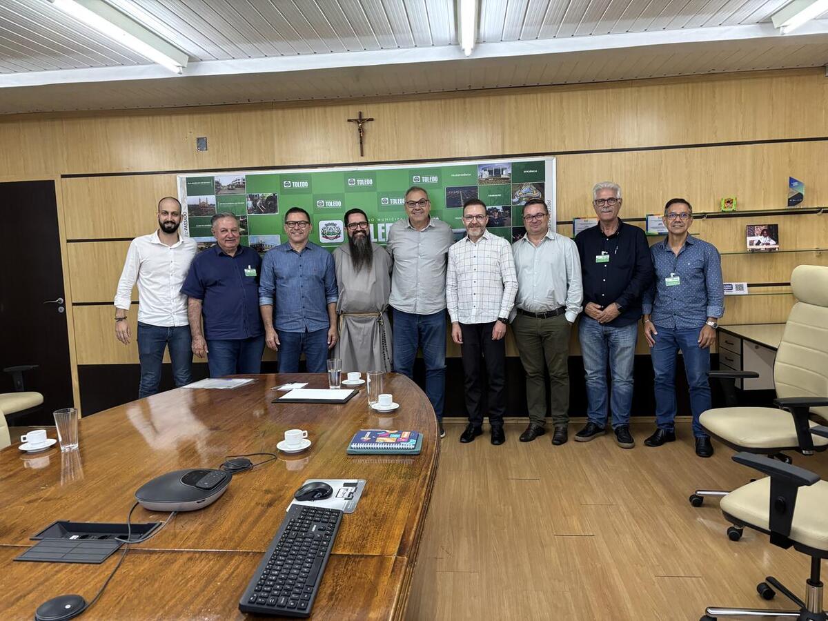Equipe da prefeitura recebeu quatro párocos para debater questões administrativas e imobiliárias de templos católicos no município
