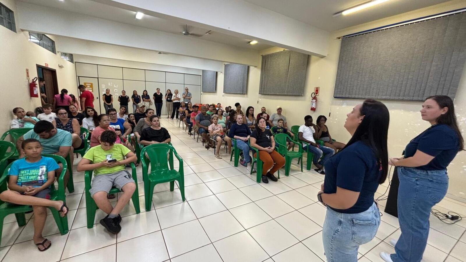 Prefeito Mario Costenaro e vice Lucio De Marchi acompanharam o trabalho que busca melhorar o vínculo entre equipes e famílias atendidas pelo setor (Crédito: Márcio Pimentel)