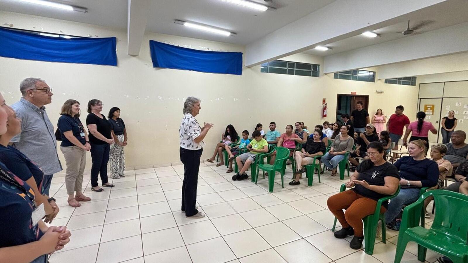 Prefeito Mario Costenaro e vice Lucio De Marchi acompanharam o trabalho que busca melhorar o vínculo entre equipes e famílias atendidas pelo setor (Crédito: Márcio Pimentel)