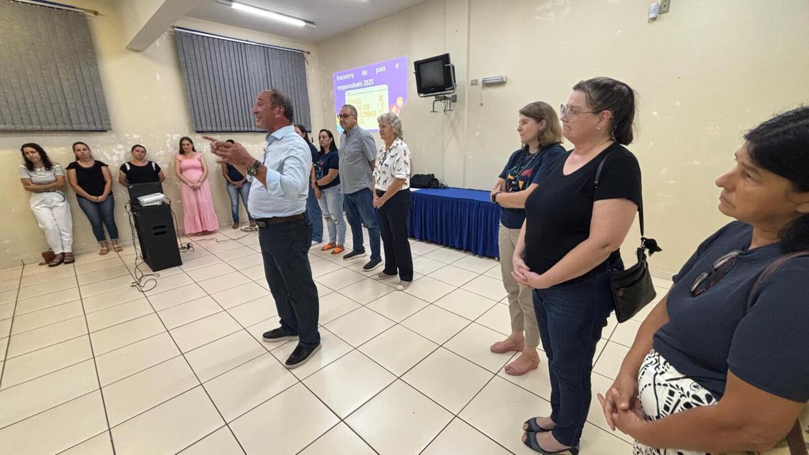Prefeito Mario Costenaro e vice Lucio De Marchi acompanharam o trabalho que busca melhorar o vínculo entre equipes e famílias atendidas pelo setor (Crédito: Márcio Pimentel)