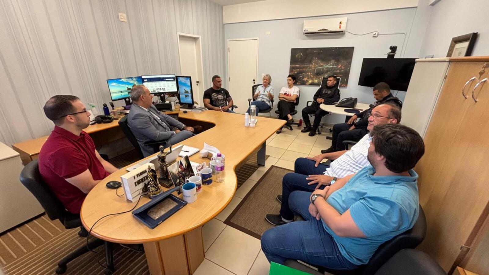 Representantes da Prefeitura de Toledo se reuniram com o promotor público José Roberto Moreira sobre abordagem a Pessoas em Situação de Rua