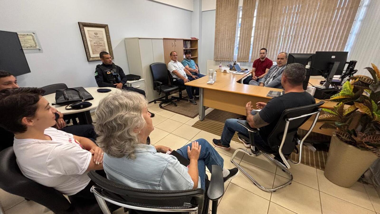 Representantes da Prefeitura de Toledo se reuniram com o promotor público José Roberto Moreira sobre abordagem a Pessoas em Situação de Rua