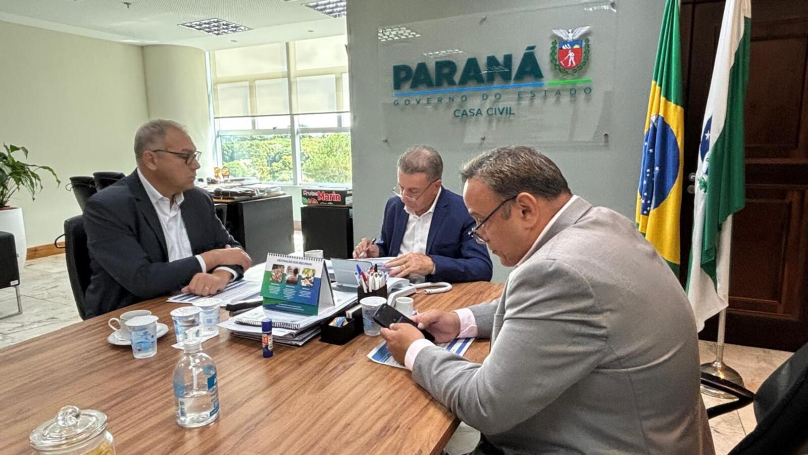 Prefeito Mario Costenaro se reuniu com o chefe da Casa Civil, João Carlos Ortega, e o deputado estadual, Hussein Bakri, nesta terça-feira em Curitiba (Crédito: Márcio Pimentel)