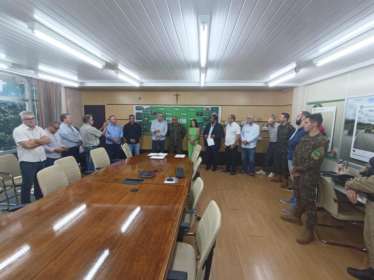 Após juramento à bandeira, Mario Costenaro assumiu o cargo em ato realizado na manhã desta quinta (20) e prestigiado por líderes políticos e de forças de segurança