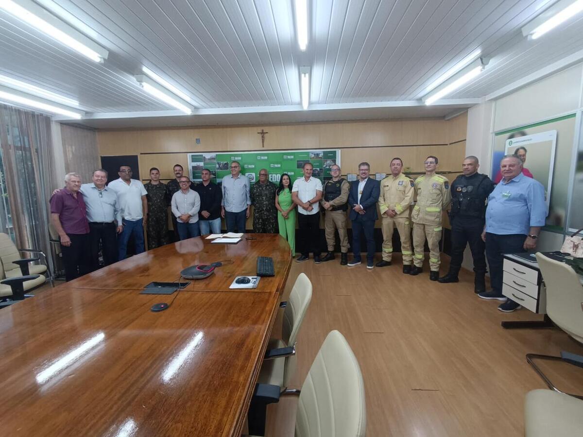 Após juramento à bandeira, Mario Costenaro assumiu o cargo em ato realizado na manhã desta quinta (20) e prestigiado por líderes políticos e de forças de segurança