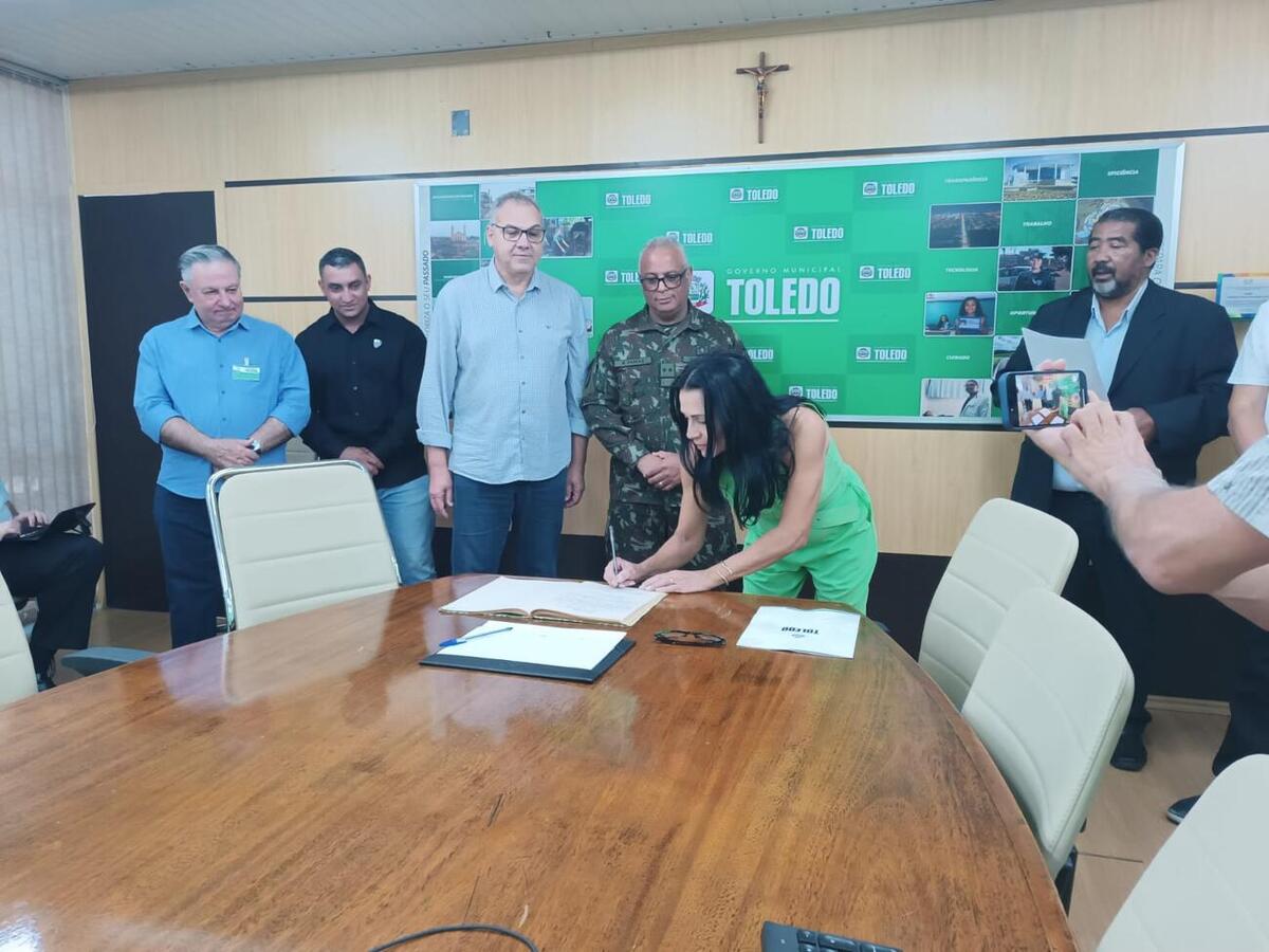 Após juramento à bandeira, Mario Costenaro assumiu o cargo em ato realizado na manhã desta quinta (20) e prestigiado por líderes políticos e de forças de segurança