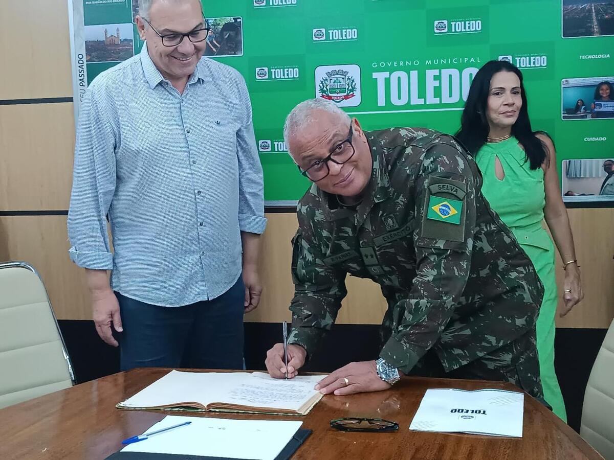 Após juramento à bandeira, Mario Costenaro assumiu o cargo em ato realizado na manhã desta quinta (20) e prestigiado por líderes políticos e de forças de segurança
