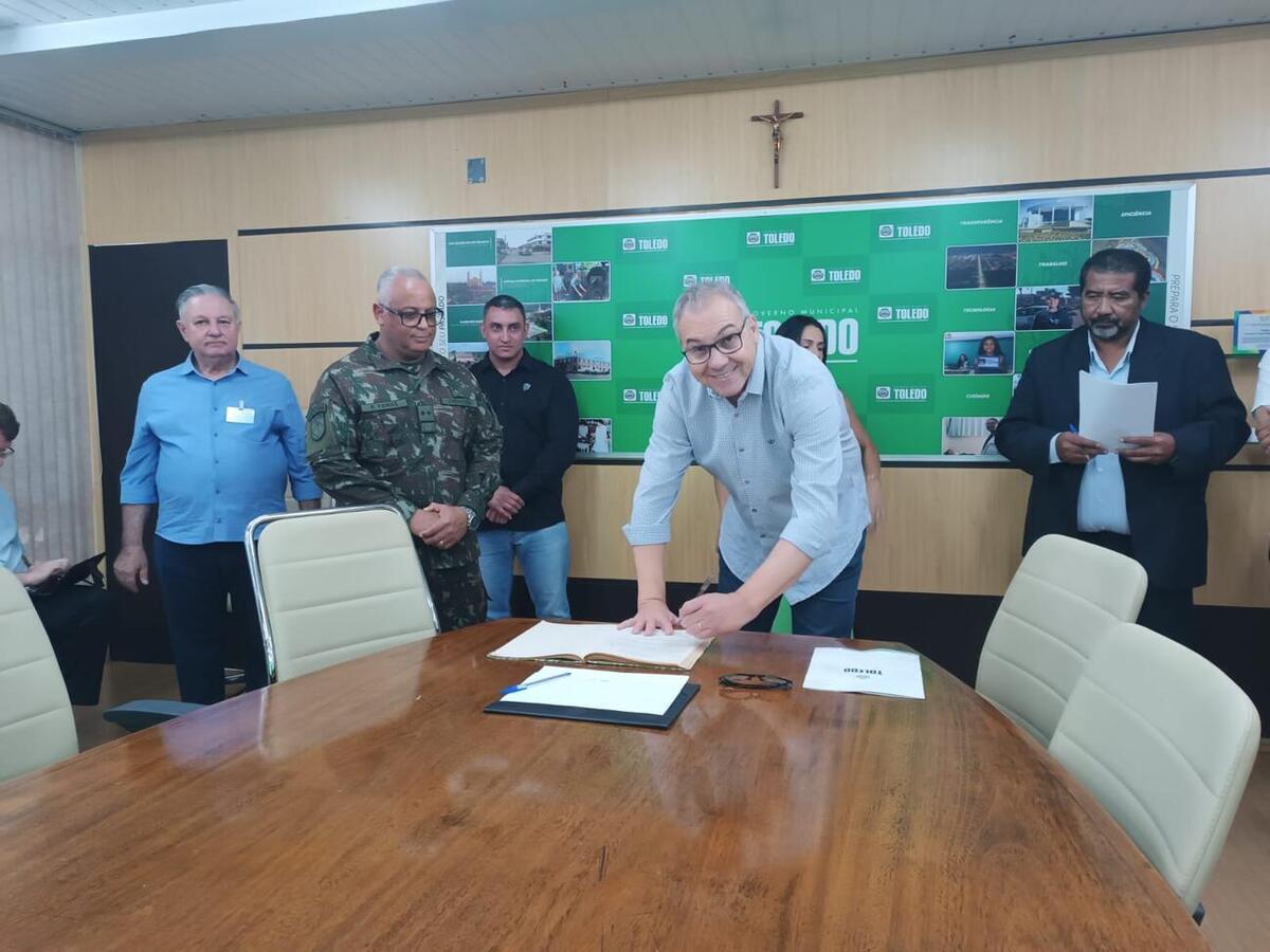 Após juramento à bandeira, Mario Costenaro assumiu o cargo em ato realizado na manhã desta quinta (20) e prestigiado por líderes políticos e de forças de segurança