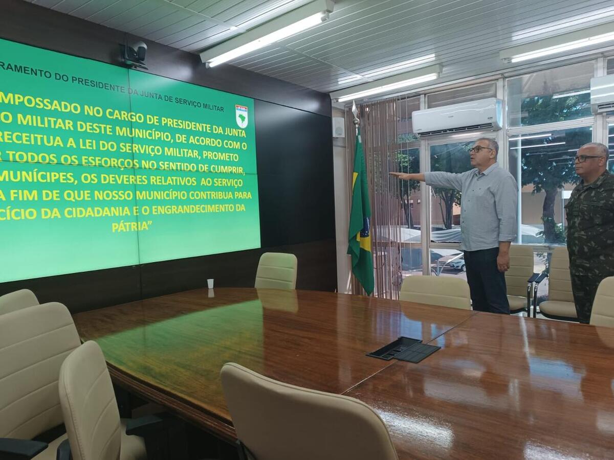 Após juramento à bandeira, Mario Costenaro assumiu o cargo em ato realizado na manhã desta quinta (20) e prestigiado por líderes políticos e de forças de segurança