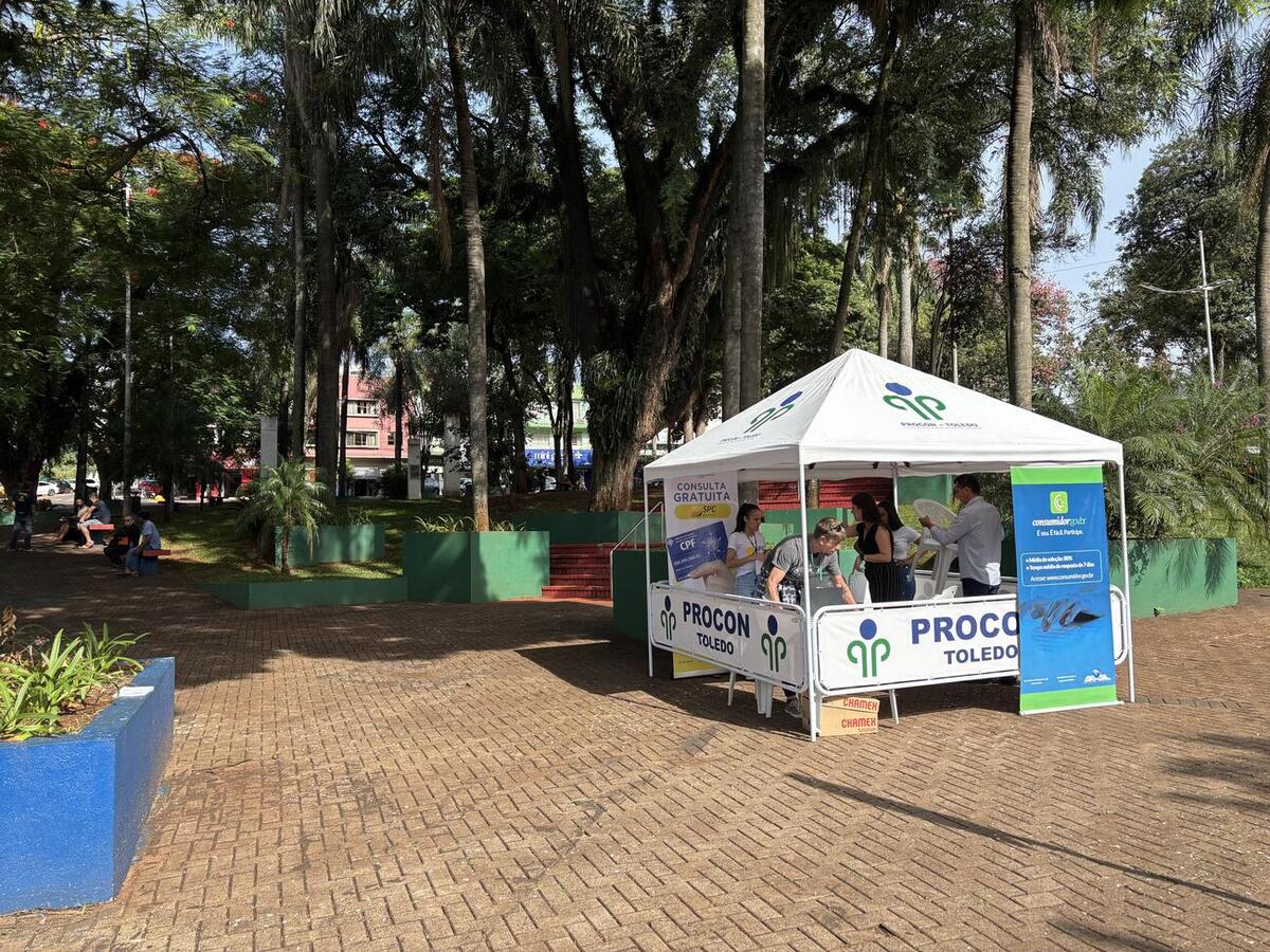 Técnicos do Procon e da Acit de Toledo atenderam gratuitamente consumidores e empresários nesta quarta-feira (12)