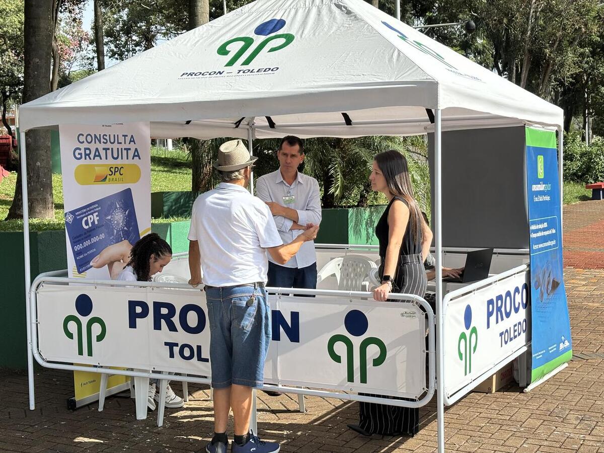 Técnicos do Procon e da Acit de Toledo atenderam gratuitamente consumidores e empresários nesta quarta-feira (12)