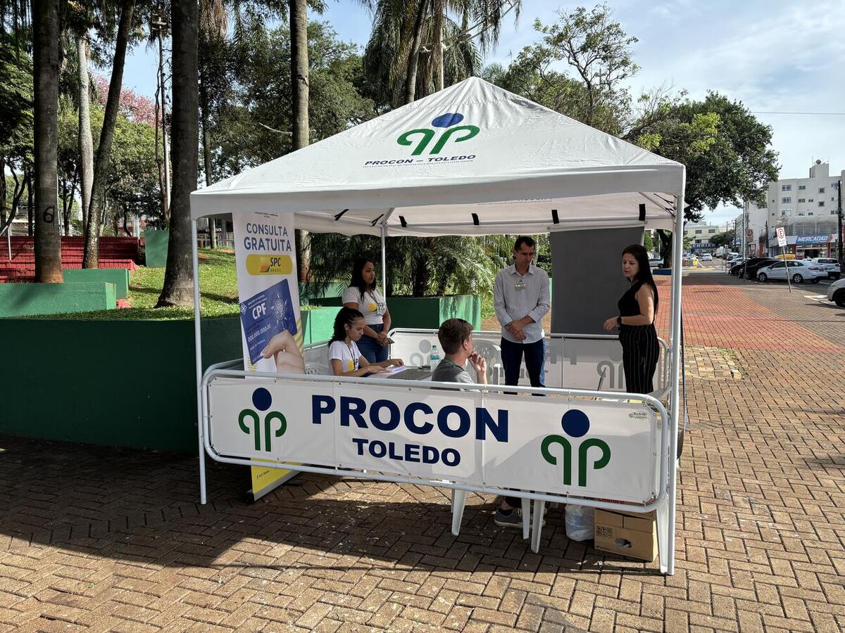Técnicos do Procon e da Acit de Toledo atenderam gratuitamente consumidores e empresários nesta quarta-feira (12)