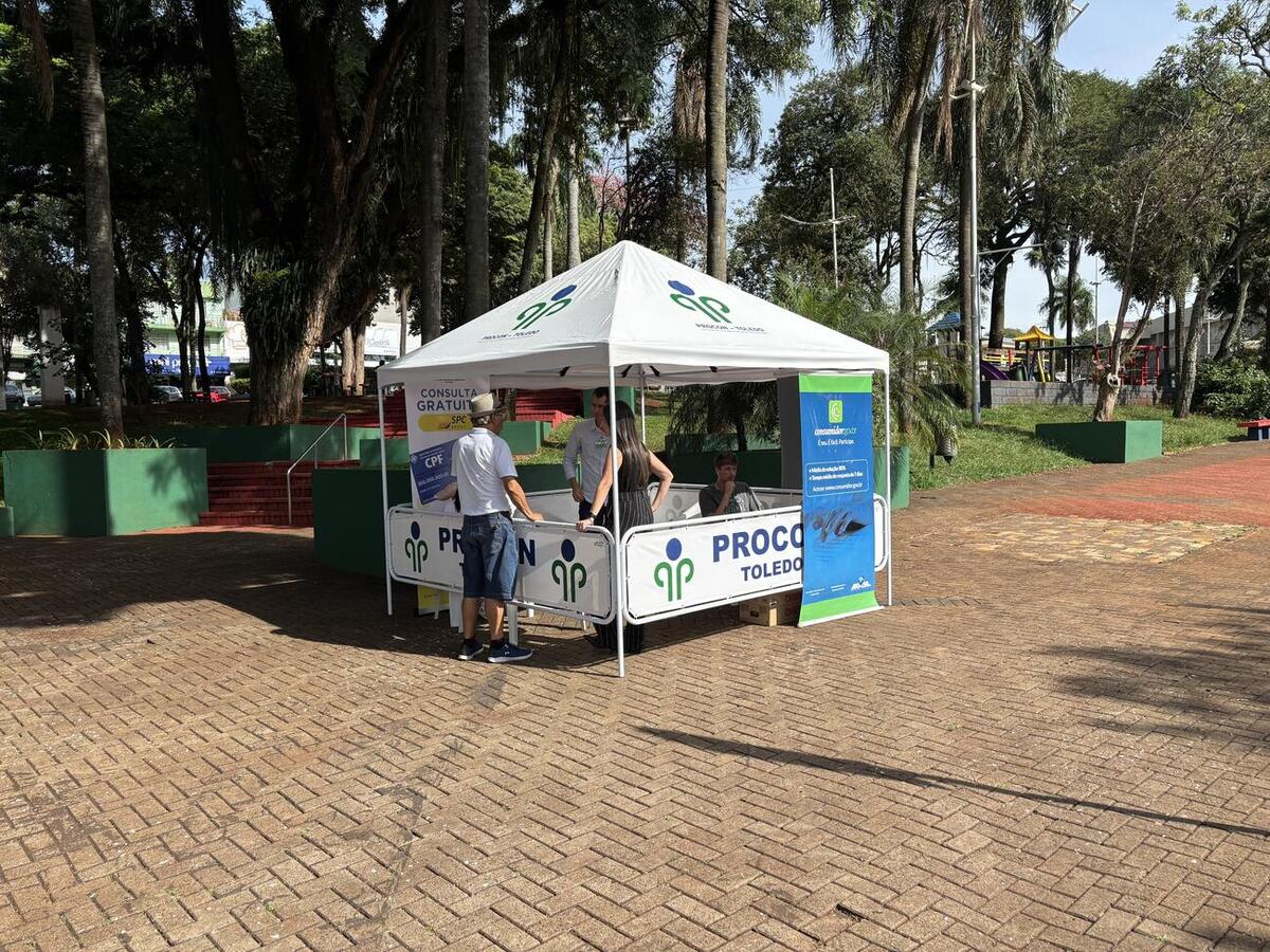 Técnicos do Procon e da Acit de Toledo atenderam gratuitamente consumidores e empresários nesta quarta-feira (12)