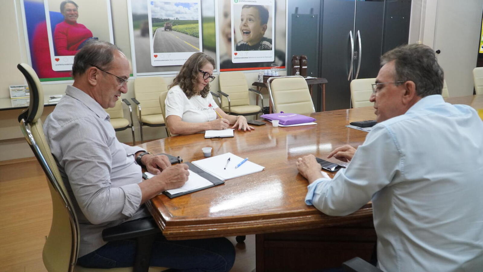 Em reunião com o chefe do Núcleo Regional de Educação, José Carlos Pereira Guimarães, o vice-prefeito e a secretária da Educação reforçaram os laços com a instituição